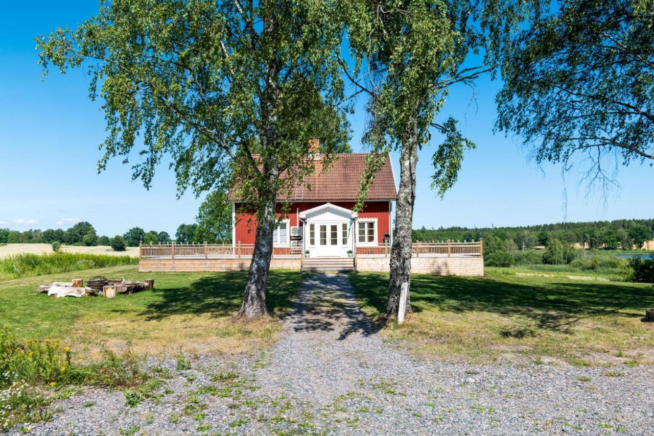 Gard Med Egen Sjoe Med Bryggbat, Nyrenoverat! Katrineholm Esterno foto